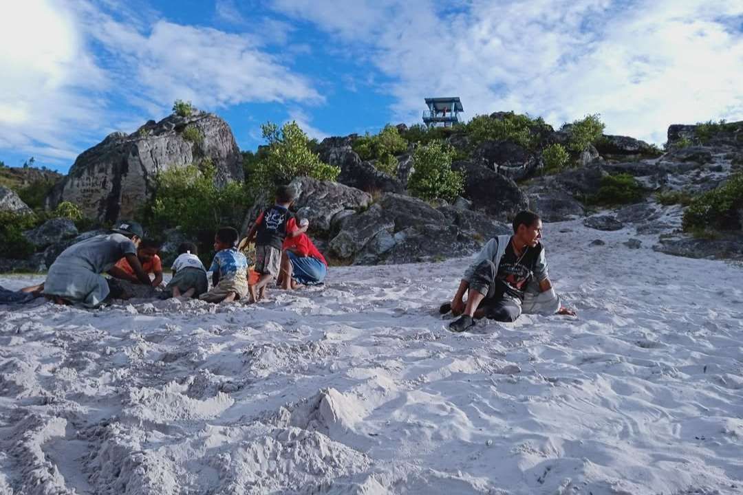 Pasir putih di atas bukit Aikima
